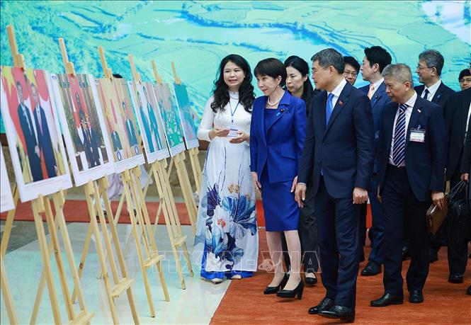 Thủ tướng Lê Minh Hưng và Thủ tướng Nhật Bản tham quan Trưng bày ảnh- Ảnh 6.