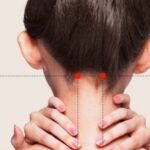 Day bấm huyệt hỗ trợ giảm đau đầu, say nắng mùa hè
