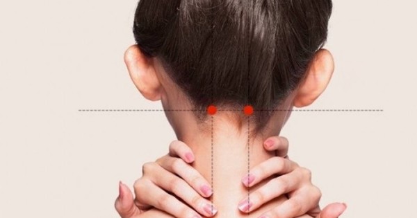 Day bấm huyệt hỗ trợ giảm đau đầu, say nắng mùa hè
