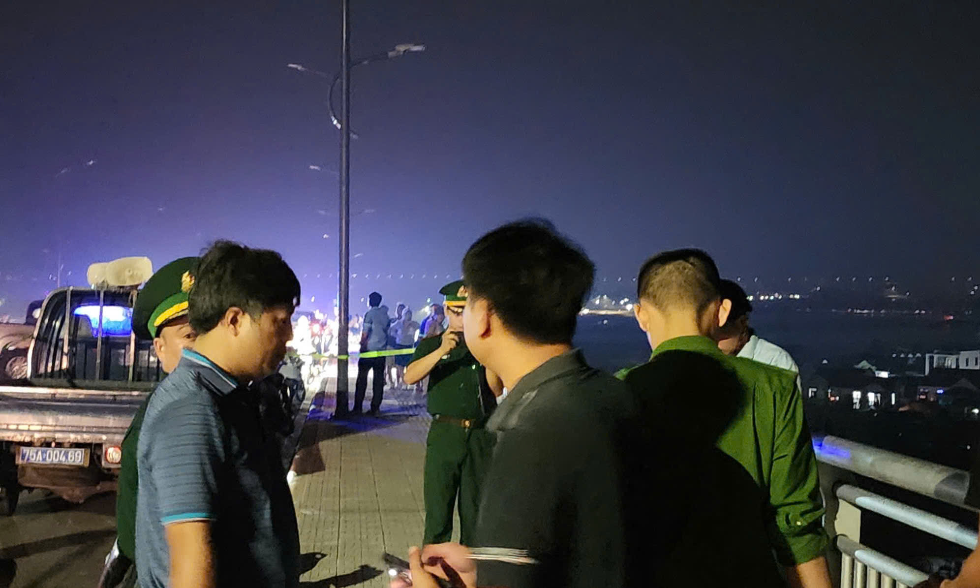 Trắng đêm tìm kiếm người mất tích tại cửa biển ở Huế- Ảnh 1.