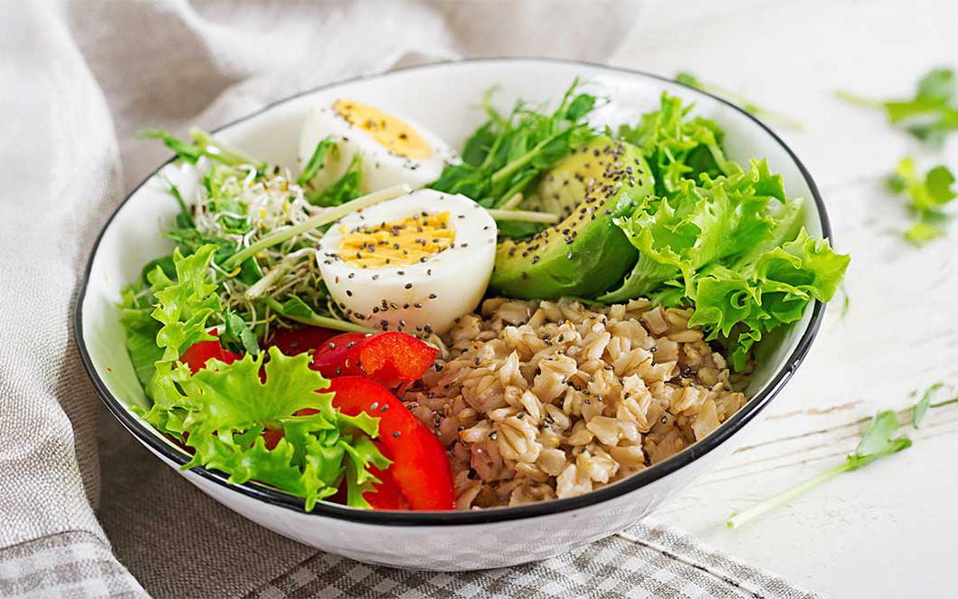 Cách giảm cân mà da không bị nhăn nheo, chảy xệ- Ảnh 2. 4 thực phẩm ăn cùng trứng luộc: Tăng tốc giảm cân, nuôi dưỡng làn da đẹp
