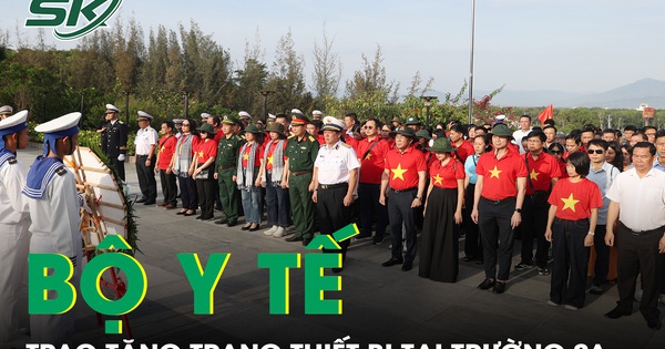 Đoàn đại biểu Bộ Y tế trao tặng trang thiết bị và nhu yếu phẩm thiết yếu tại Trường Sa