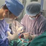 Bé trai nhập viện cấp cứu khẩn do bị dao cắm vào đầu trong lúc chơi đùa