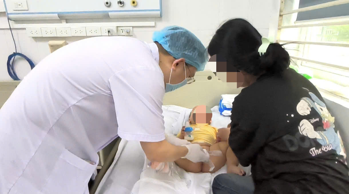 Bé trai 13 tháng phải cắt bỏ tinh hoàn từ dấu hiệu sưng bìu- Ảnh 2. Bé trai 13 tháng phải cắt bỏ tinh hoàn từ dấu hiệu sưng bìu- Ảnh 2.
