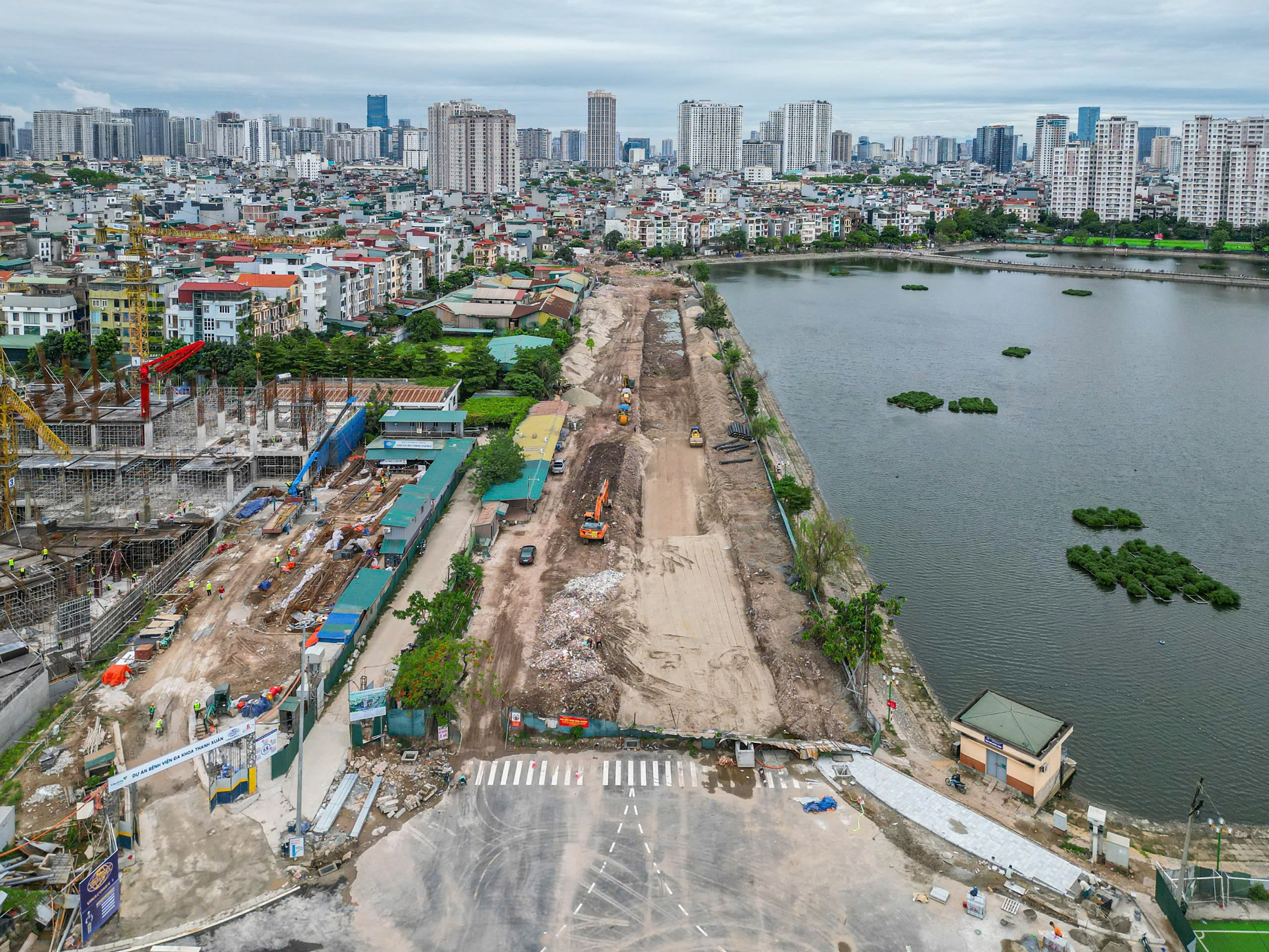 Đốn hạ loạt cây xanh làm đường huyết mạch ở trung tâm Hà Nội- Ảnh 10. Đốn hạ loạt cây xanh làm đường huyết mạch ở trung tâm Hà Nội- Ảnh 10.