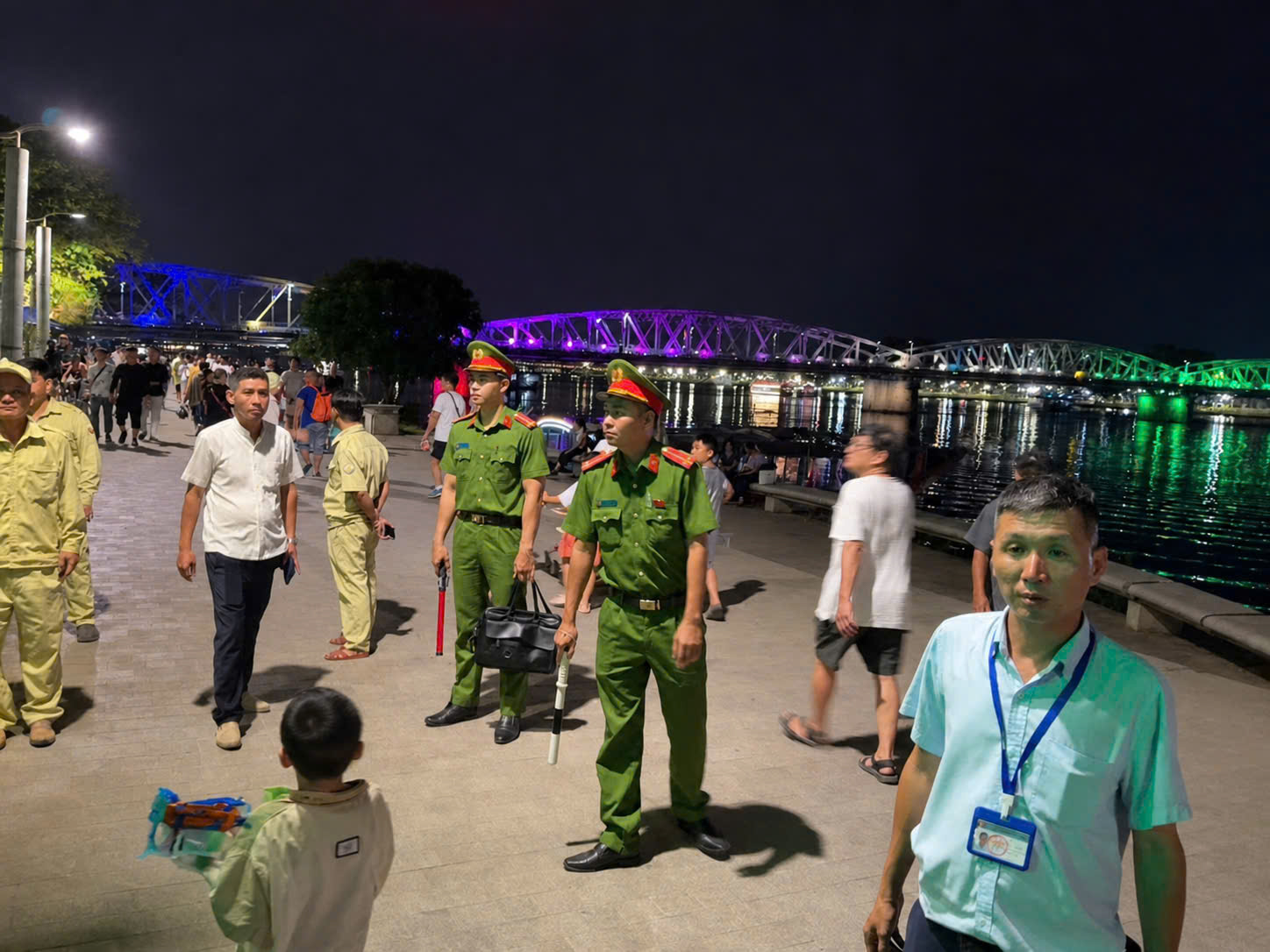 Xử lý tình trạng chèo kéo khách, bán hàng rong tại bến thuyền trung tâm ở Huế- Ảnh 1.