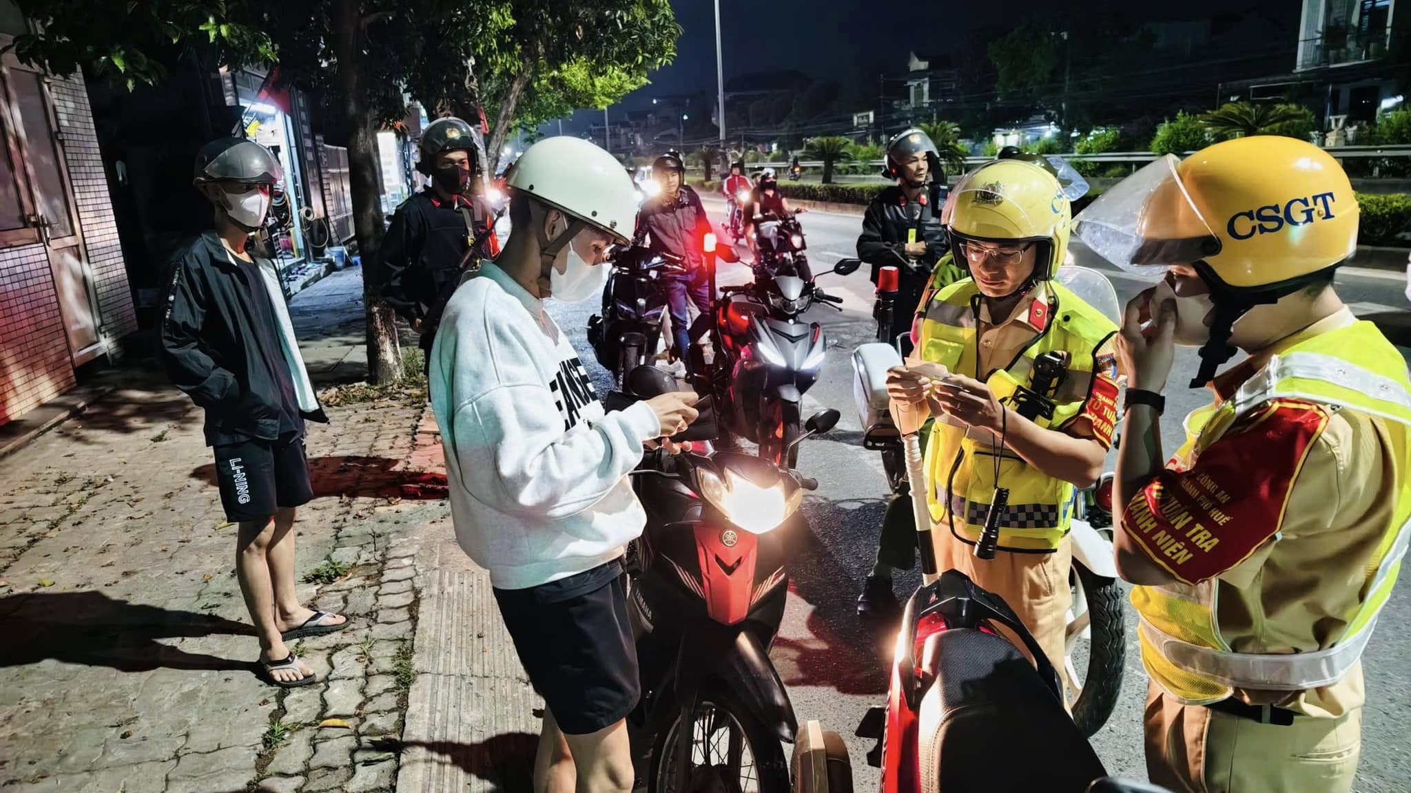 Xuyên đêm tuần tra, giữ bình yên phố phường xứ Huế dịp nghỉ lễ- Ảnh 1.