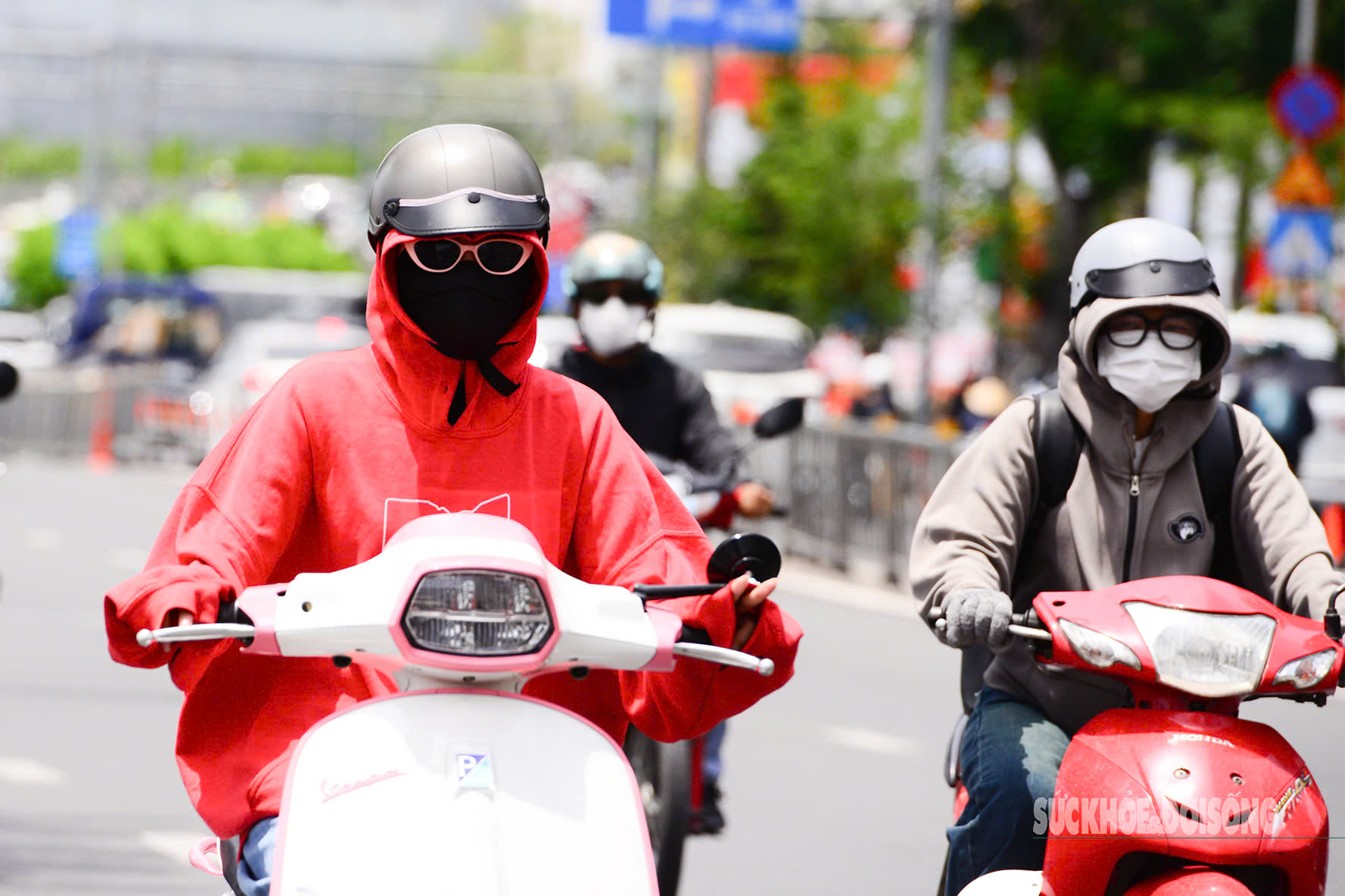 Miền Bắc đang đợt nắng nóng đỉnh điểm, nhiệt độ vượt ngưỡng 38 độ- Ảnh 1. Miền Bắc đang đợt nắng nóng đỉnh điểm, nhiệt độ vượt ngưỡng 38 độ- Ảnh 1.