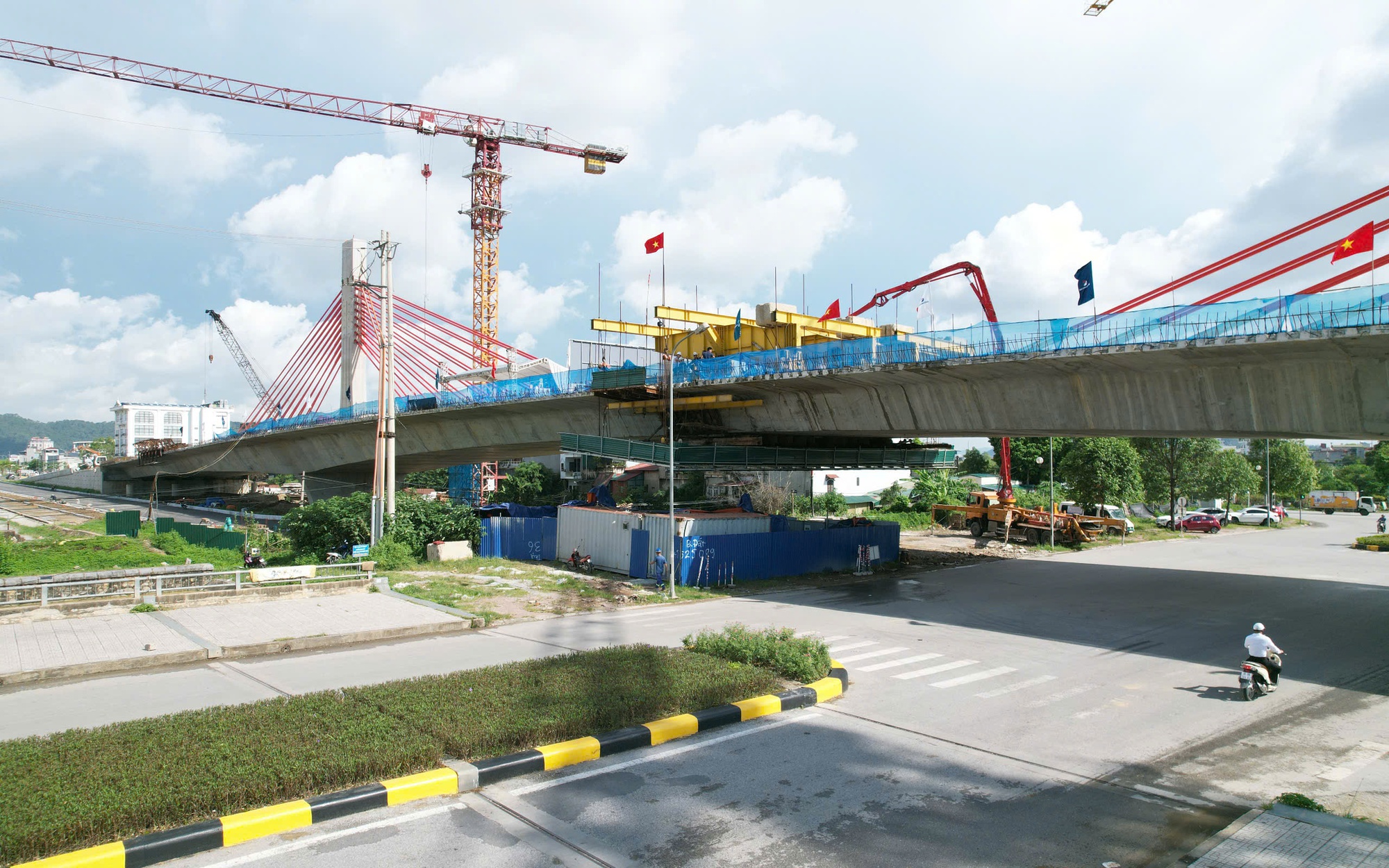 Sắp hợp long cây cầu dây văng có tĩnh không cao nhất Việt Nam- Ảnh 3.