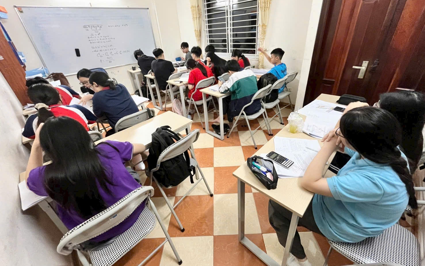 Nới quyền cho hiệu trưởng, siết trách nhiệm trong dạy thêm