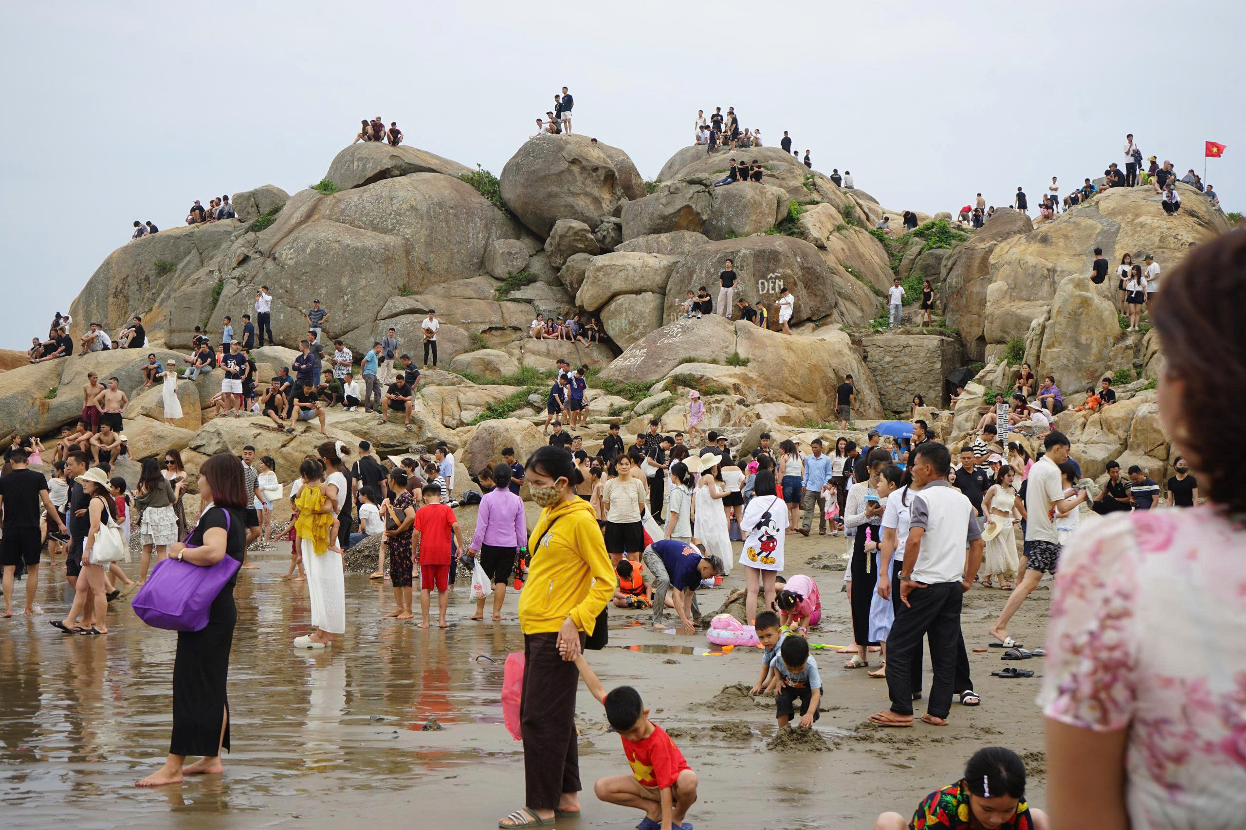 Biển người ‘ken đặc’ Sầm Sơn- Ảnh 3.