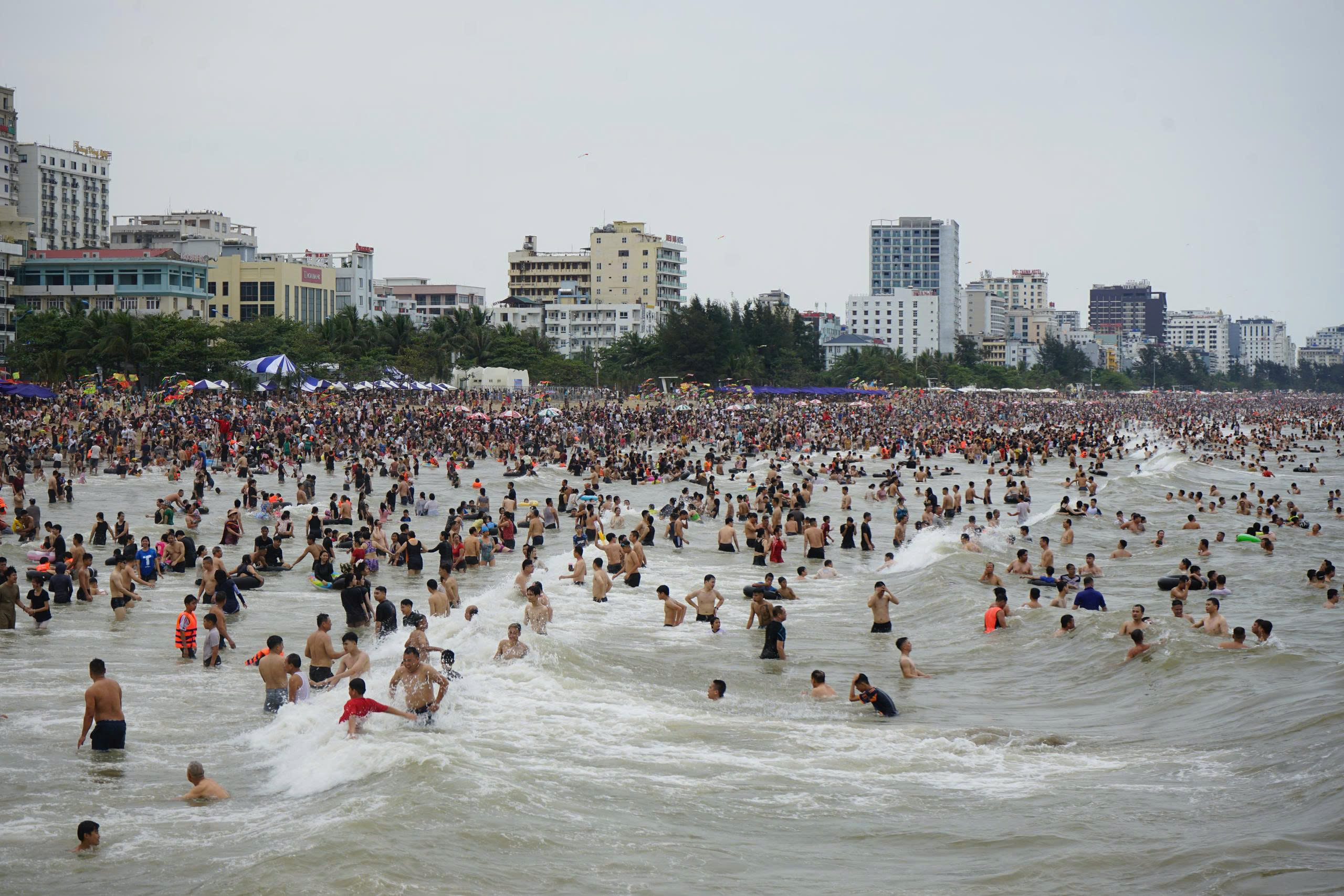 Biển người ‘ken đặc’ Sầm Sơn- Ảnh 7.