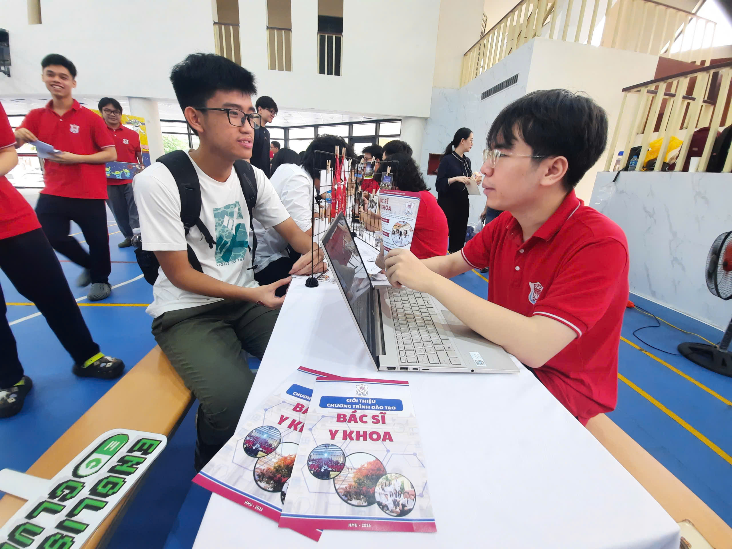 Đại học Y Hà Nội lý giải việc tăng chỉ tiêu Y khoa và đổi mới tổ hợp xét tuyển- Ảnh 2. Đại học Y Hà Nội lý giải việc tăng chỉ tiêu Y khoa và đổi mới tổ hợp xét tuyển- Ảnh 2.