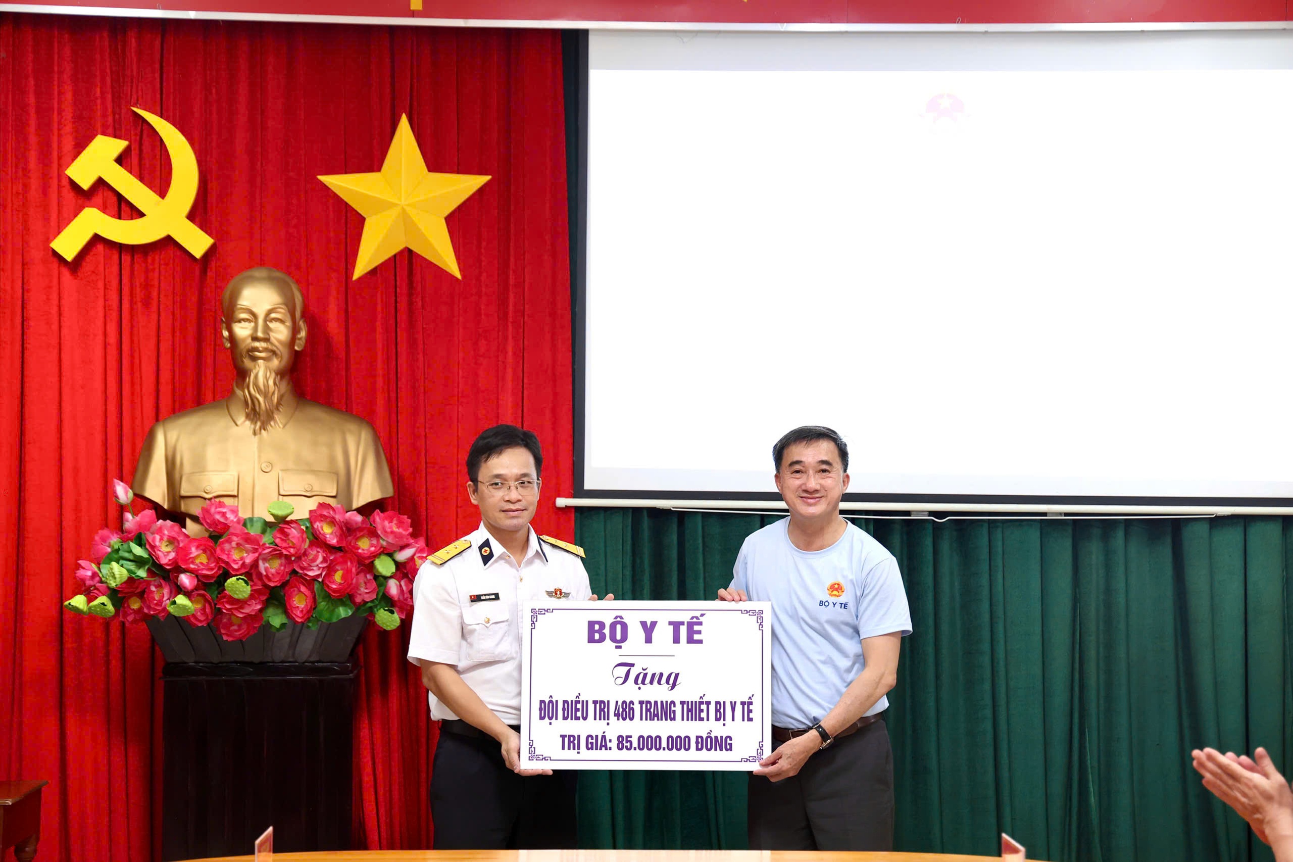 Đoàn Đại biểu Bộ Y tế sẵn sàng lên đường thăm cán bộ, chiến sĩ, nhân dân Trường Sa và nhà giàn DK1- Ảnh 6. Đoàn Đại biểu Bộ Y tế sẵn sàng lên đường thăm cán bộ, chiến sĩ, nhân dân Trường Sa và nhà giàn DK1- Ảnh 6.