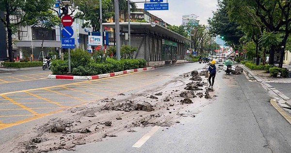 Đường Láng Hạ ngổn ngang bùn đất sau sự cố xe Howo