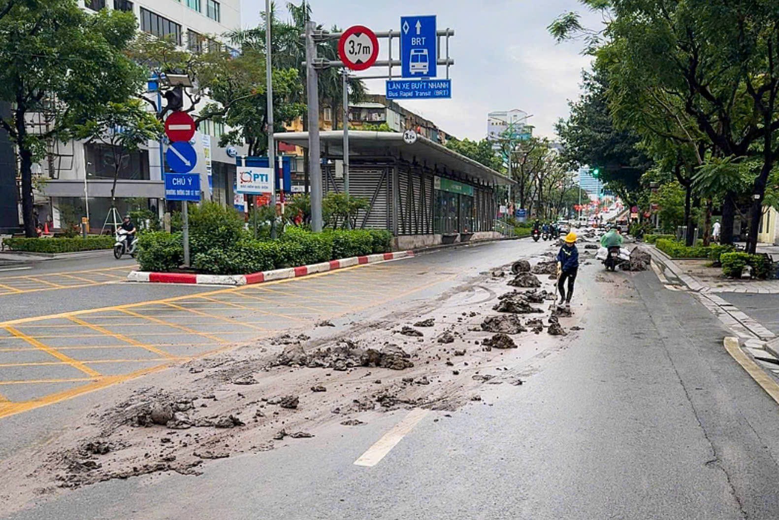 Đường Láng Hạ ngổn ngang bùn đất sau sự cố xe Howo- Ảnh 2.