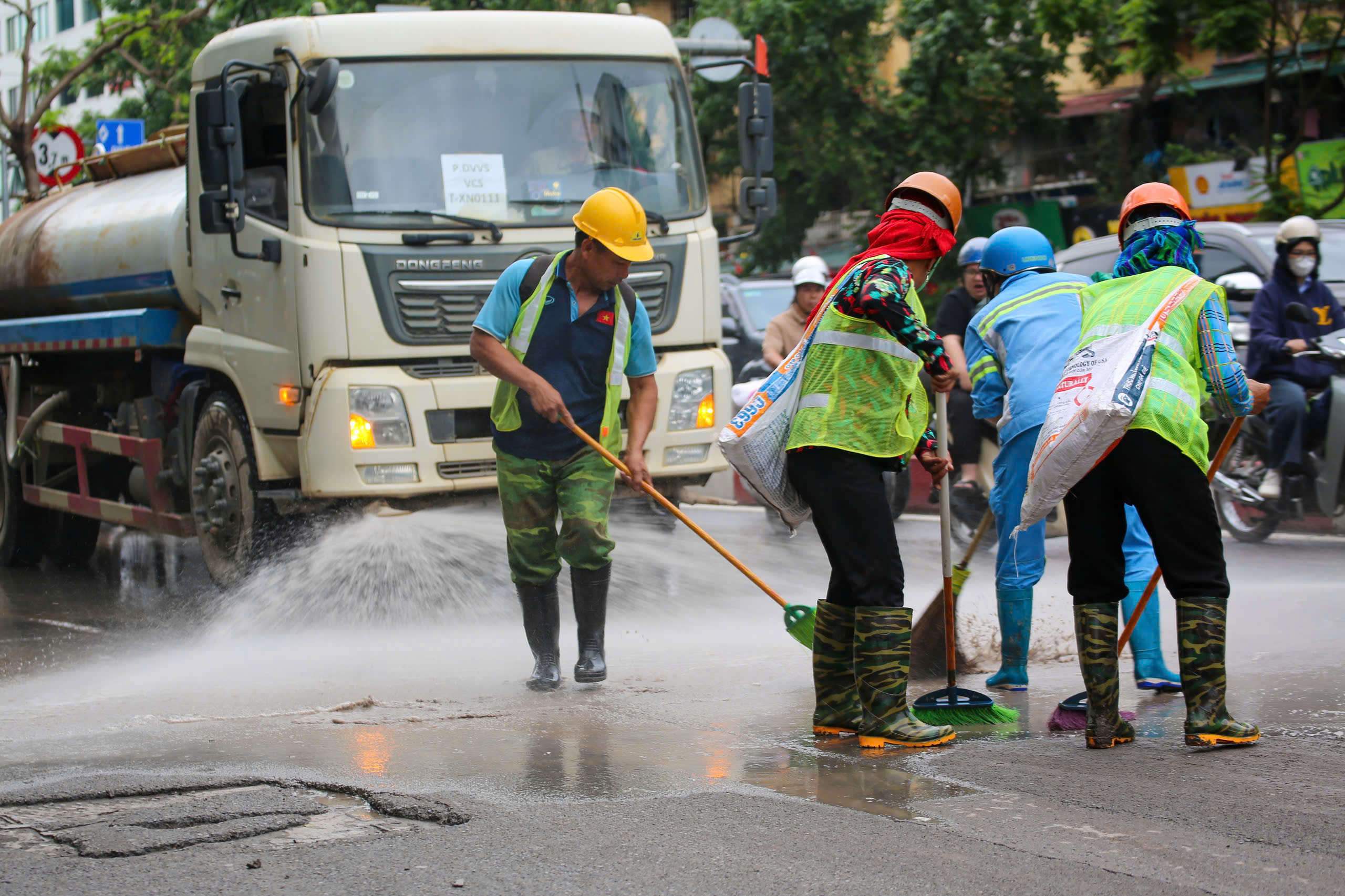 Đường Láng Hạ ngổn ngang bùn đất sau sự cố xe Howo- Ảnh 4.
