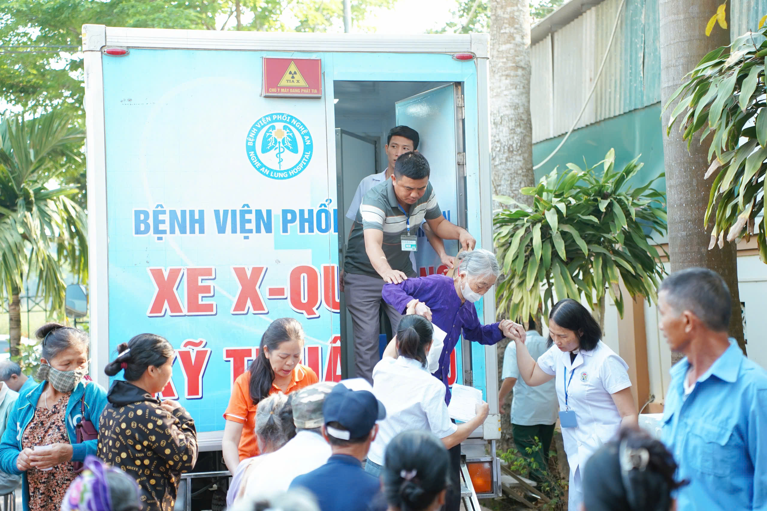 Nghệ An mở chiến dịch khám sức khỏe toàn dân, hướng tới 100% người dân được tầm soát- Ảnh 3. Nghệ An mở chiến dịch khám sức khỏe toàn dân, hướng tới 100% người dân được tầm soát- Ảnh 3.