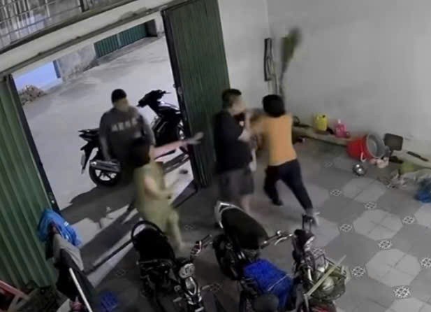 Công an Hải Phòng triệu tập nam thanh niên đánh người phụ nữ sau mâu thuẫn của trẻ con- Ảnh 1. Công an Hải Phòng triệu tập nam thanh niên đánh người phụ nữ sau mâu thuẫn của trẻ con- Ảnh 1.