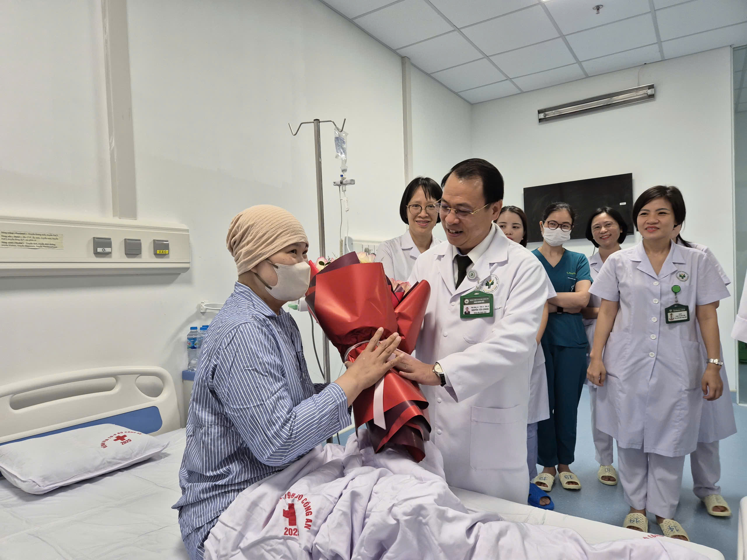Ghép tủy giành sự sống cho bệnh nhân u lympho nặng - Ảnh 2.