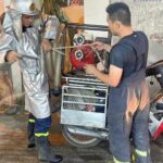 Xe máy chữa cháy luồn ngõ hẹp, kịp dập lửa nhà dân ở Hà Nội