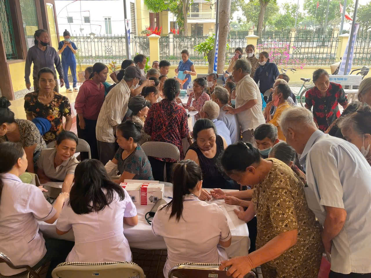 Đưa y tế đến gần dân, phát hiện sớm hàng nghìn trường hợp có
nguy cơ sức khoẻ - Ảnh 2. Đưa y tế đến gần dân, phát hiện sớm hàng nghìn trường hợp có
nguy cơ sức khoẻ - Ảnh 2.