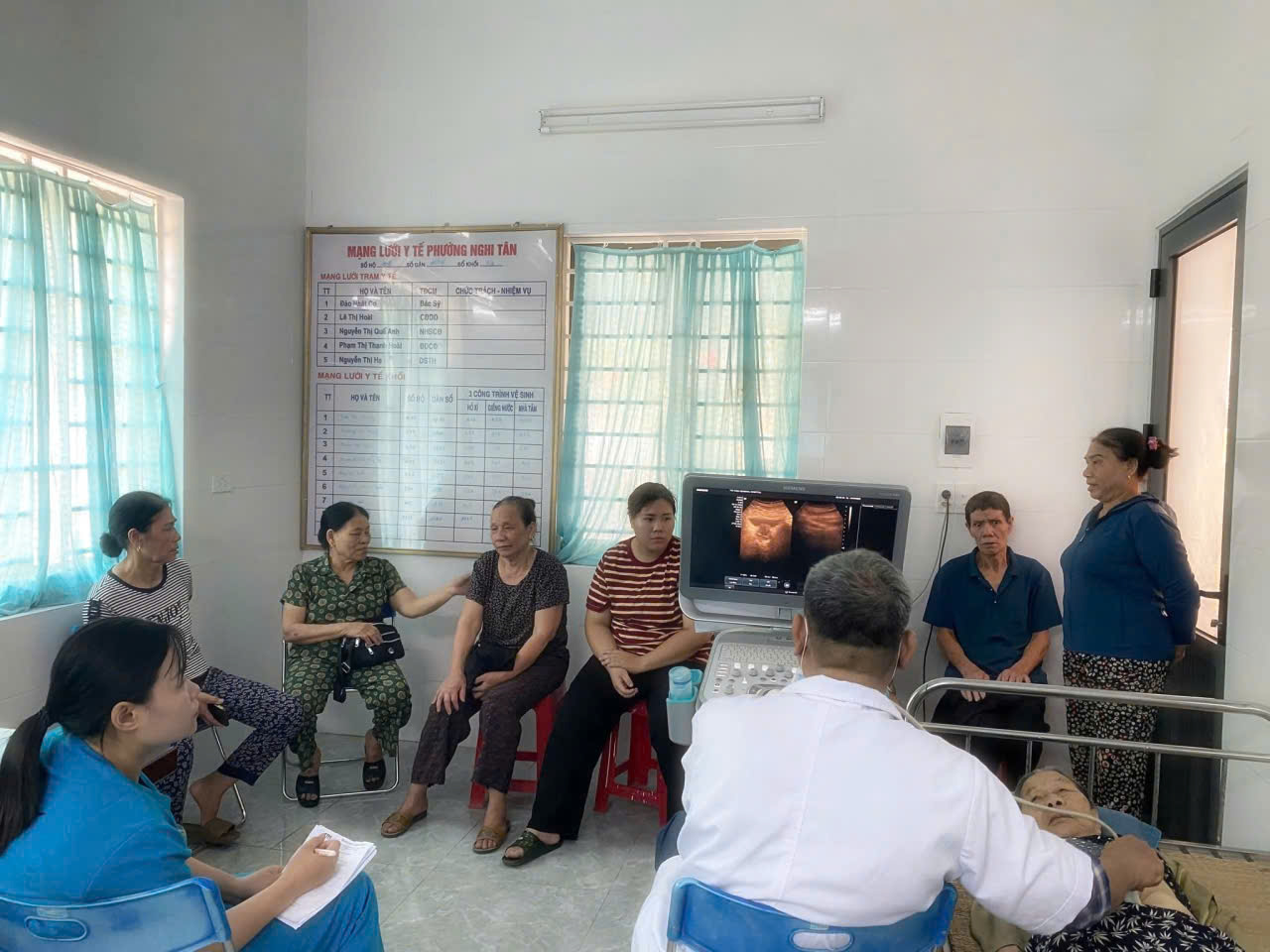 Đưa y tế đến gần dân, phát hiện sớm hàng nghìn trường hợp có
nguy cơ sức khoẻ - Ảnh 3. Đưa y tế đến gần dân, phát hiện sớm hàng nghìn trường hợp có
nguy cơ sức khoẻ - Ảnh 3.