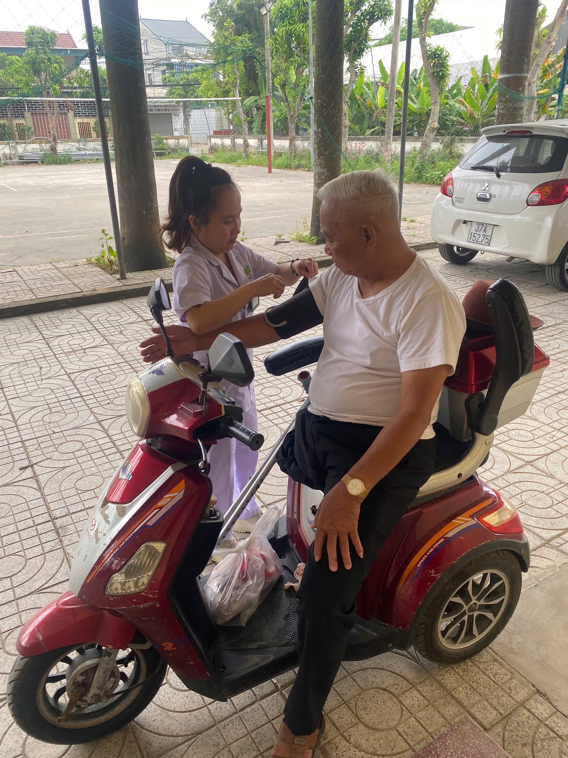 Đưa y tế đến gần dân, phát hiện sớm hàng nghìn trường hợp có
nguy cơ sức khoẻ - Ảnh 4. Đưa y tế đến gần dân, phát hiện sớm hàng nghìn trường hợp có
nguy cơ sức khoẻ - Ảnh 4.