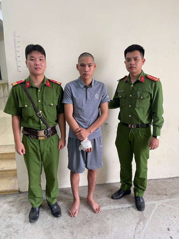 Thanh niên say rượu, cầm dao dọa chém người đi đường- Ảnh 1.