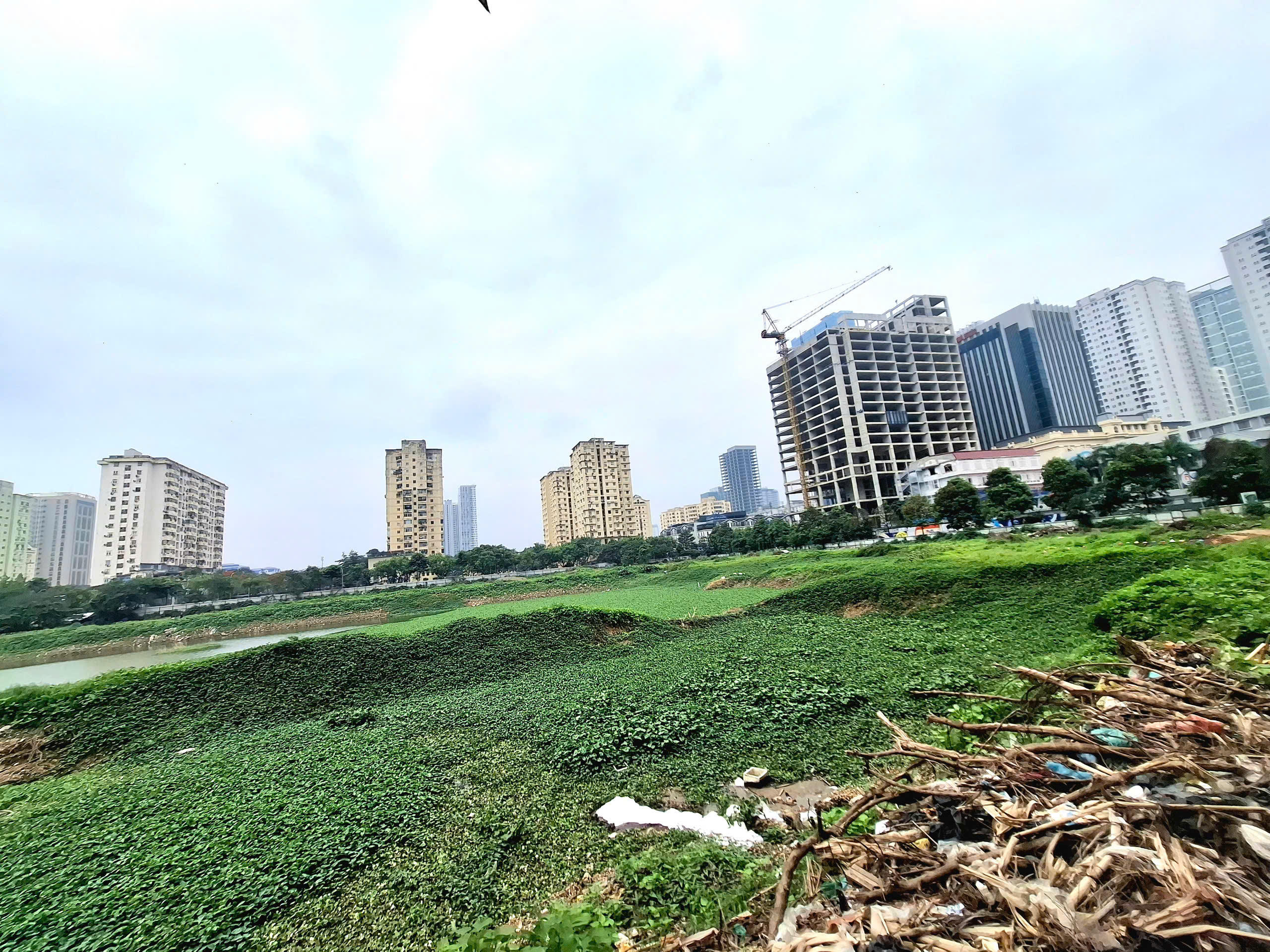 Cận cảnh công viên hồ điều hòa trên 'đất vàng' giữa Thủ đô bị bỏ hoang suốt 16 năm- Ảnh 10.