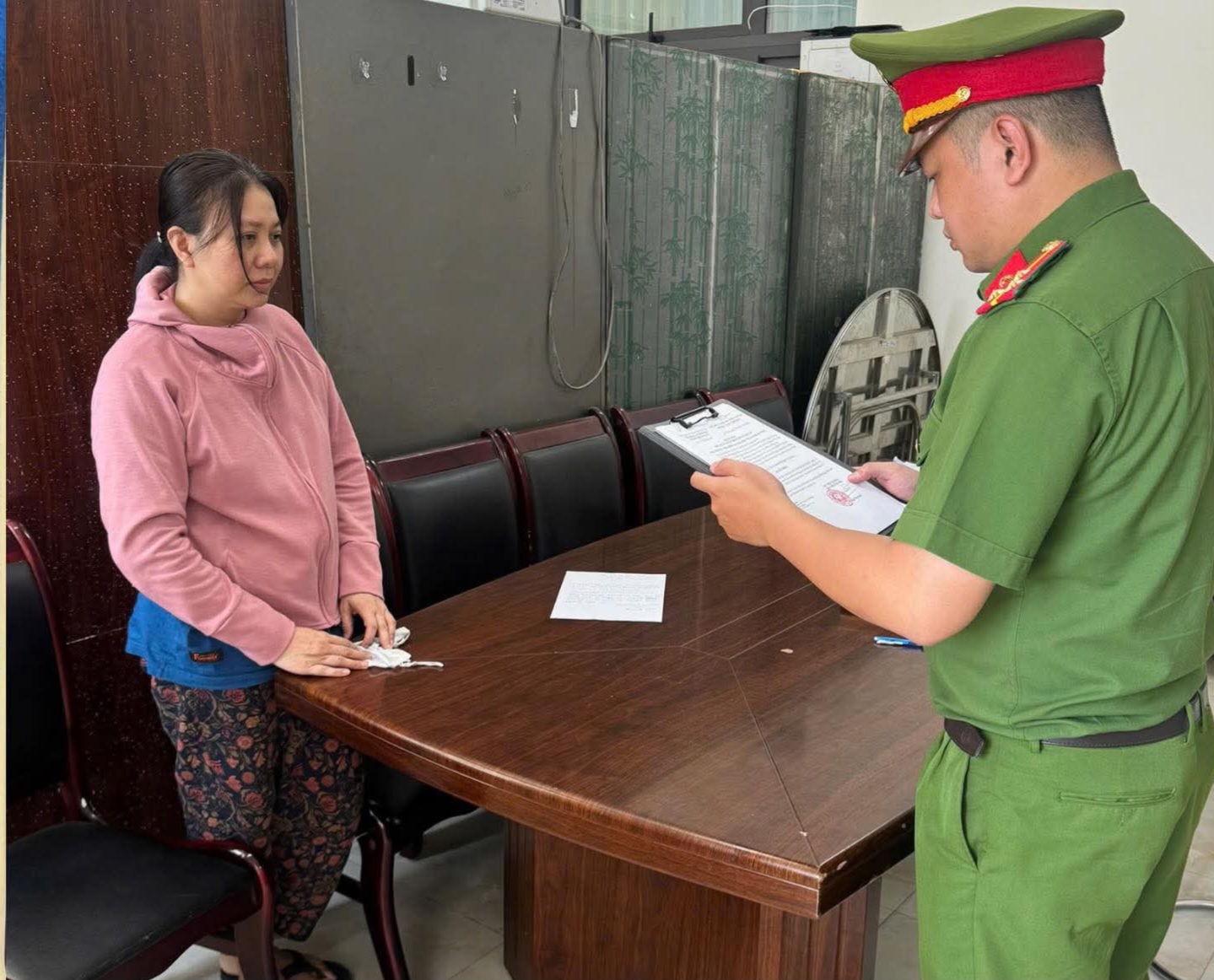 Bịa chuyện giàu có, mắc ung thư để vay tiền, Đinh Thị Hạnh chiếm đoạt hơn nửa tỷ đồng- Ảnh 1. Bịa chuyện giàu có, mắc ung thư để vay tiền, Đinh Thị Hạnh chiếm đoạt hơn nửa tỷ đồng- Ảnh 1.