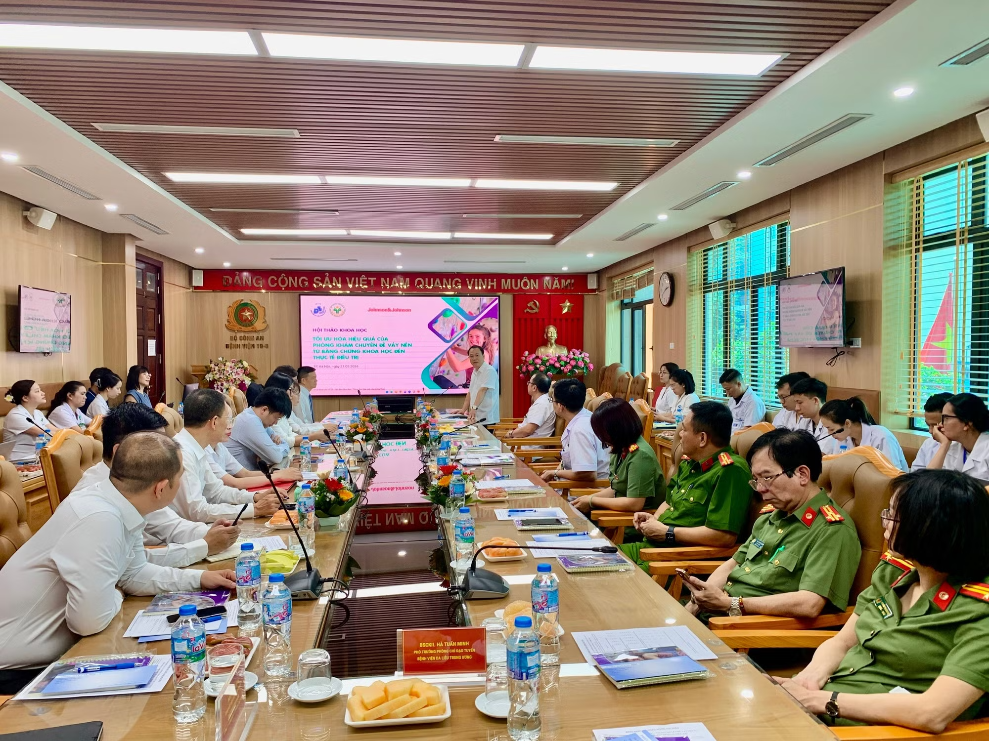 Người mắc bệnh vảy nến đối mặt áp lực tâm lý kéo dài nhiều năm- Ảnh 1.