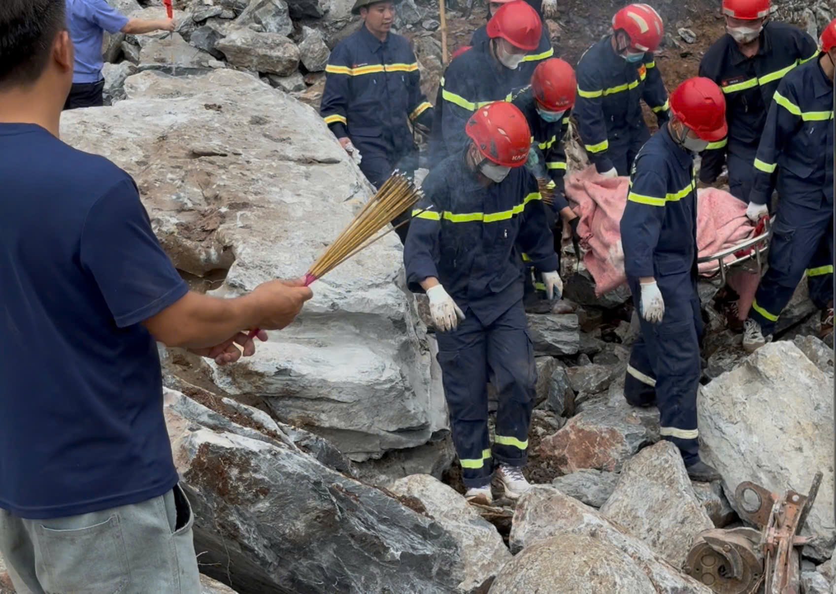 Kiểm tra toàn diện mỏ đá sạt lở khiến ba người tử vong tại Thanh Hóa- Ảnh 2. Kiểm tra toàn diện mỏ đá sạt lở khiến ba người tử vong tại Thanh Hóa- Ảnh 2.