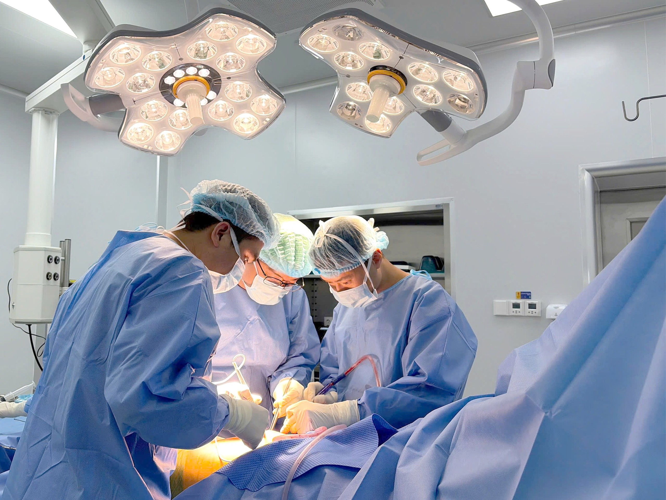 Vinmec Nha Trang trả lại 2 cm chân bị lệch cho nữ du khách Nga nhờ kỹ thuật thay khớp háng được 'may đo' bằng công nghệ in 3D- Ảnh 1.