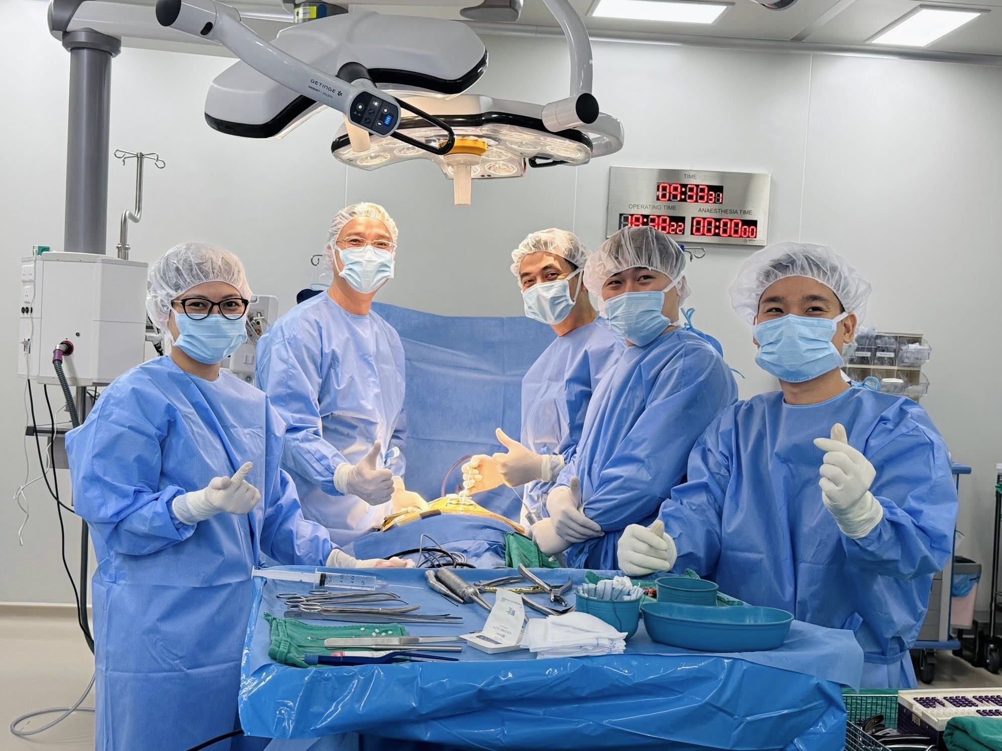 Người 'giữ nhịp sống' cho những cột sống bị tổn thương- Ảnh 2.