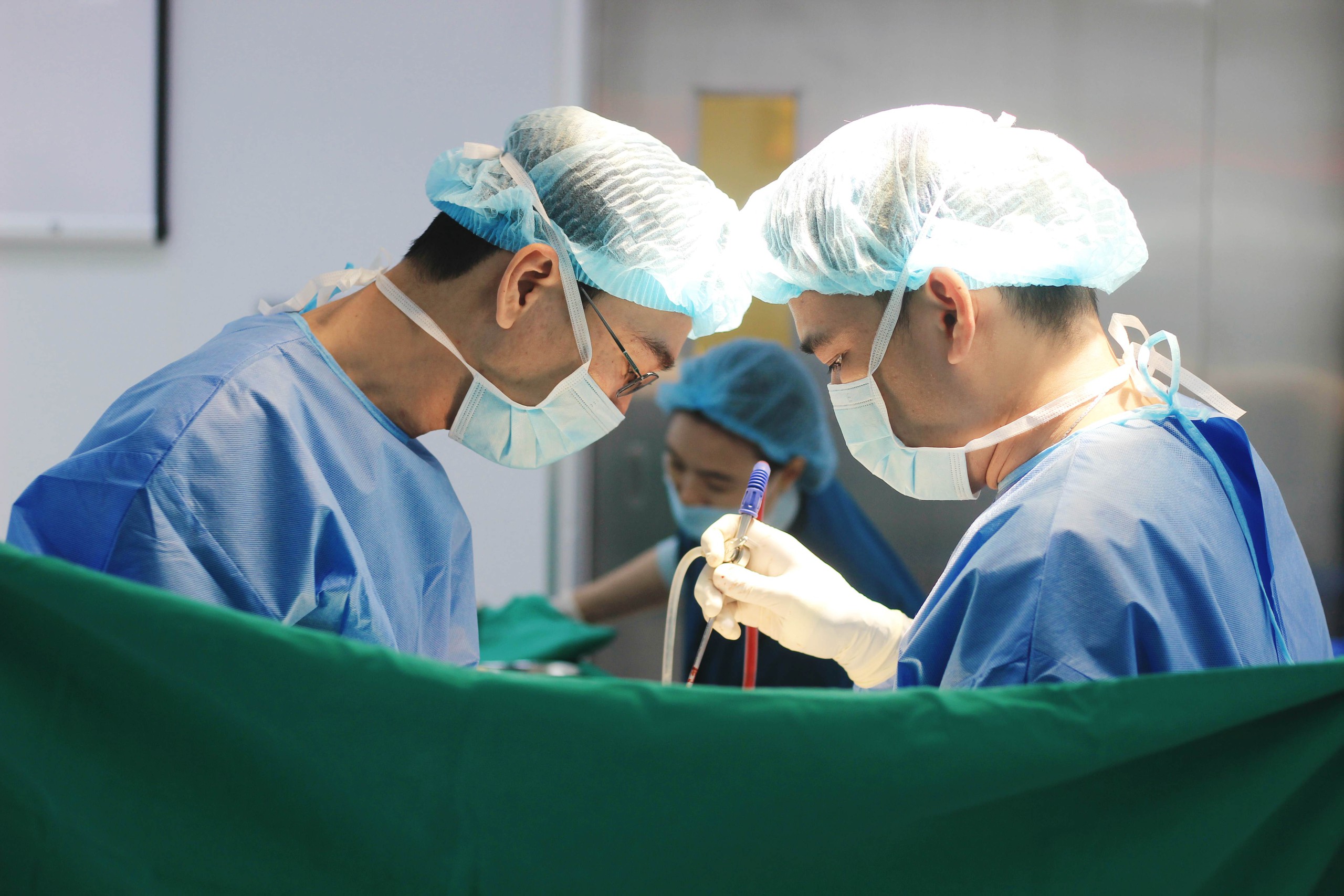 Vinmec Phú Quốc bóc tách khối u buồng trứng lớn trong 3 giờ, bệnh nhân xuất viện sau 48 giờ- Ảnh 2.