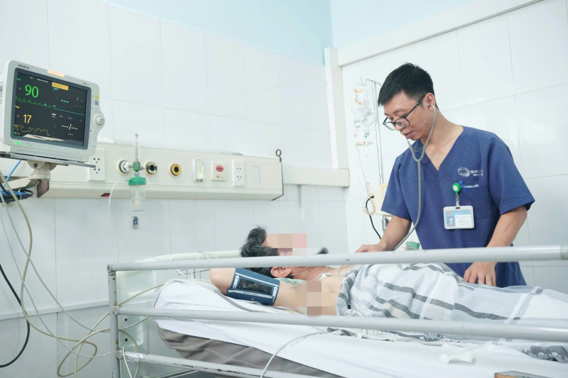 Cấp cứu bệnh nhân sốc nhiệt nguy kịch do nắng nóng- Ảnh 1. Cấp cứu bệnh nhân sốc nhiệt nguy kịch do nắng nóng- Ảnh 1.