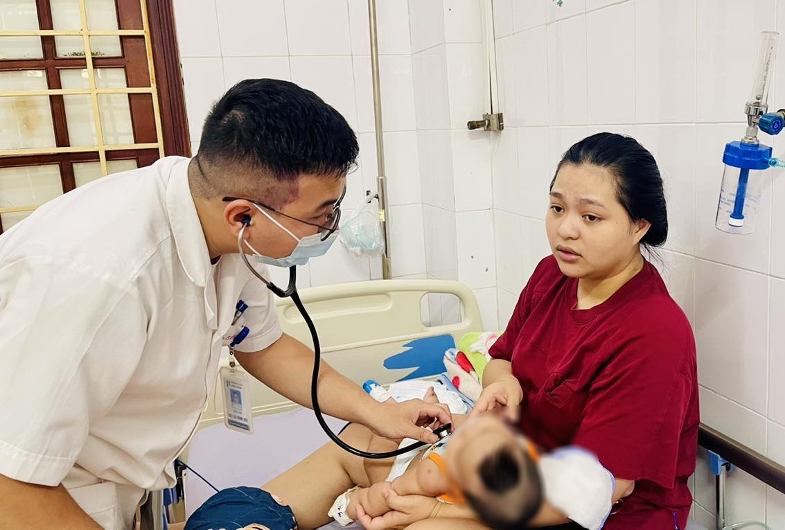 Phòng ngừa viêm phổi do RSV cho trẻ dưới 1 tuổi khi giao mùa- Ảnh 2. Phòng ngừa viêm phổi do RSV cho trẻ dưới 1 tuổi khi giao mùa- Ảnh 2.