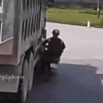 Video xe tải chuyển hướng ẩu, người đi xe máy thoát chết gang tấc
