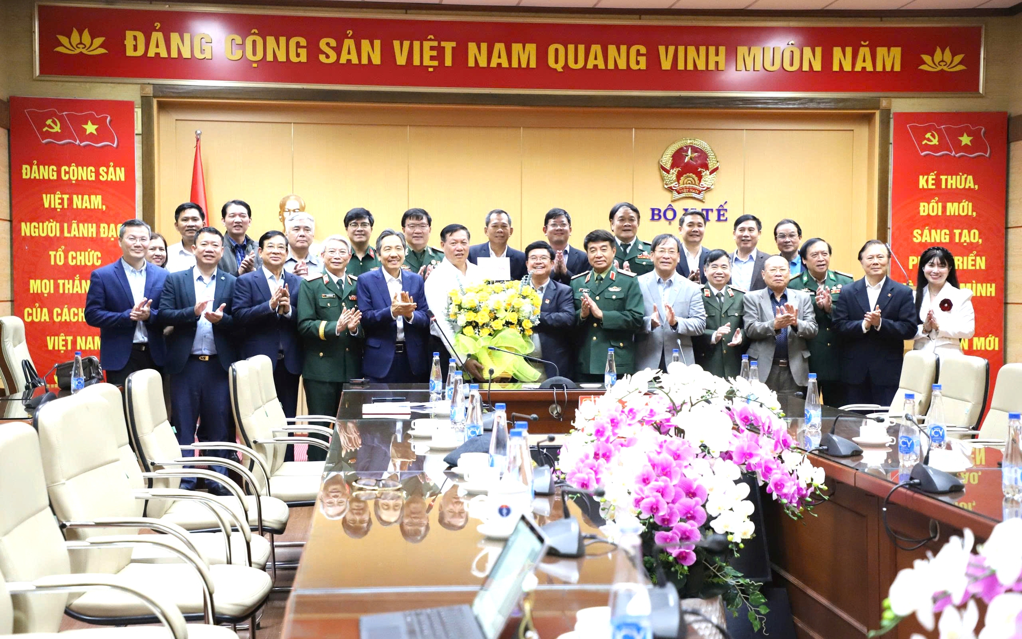 Thúc đẩy tiến độ xây dựng hướng dẫn mới về tổ chức cơ sở khám chữa bệnh quân dân y