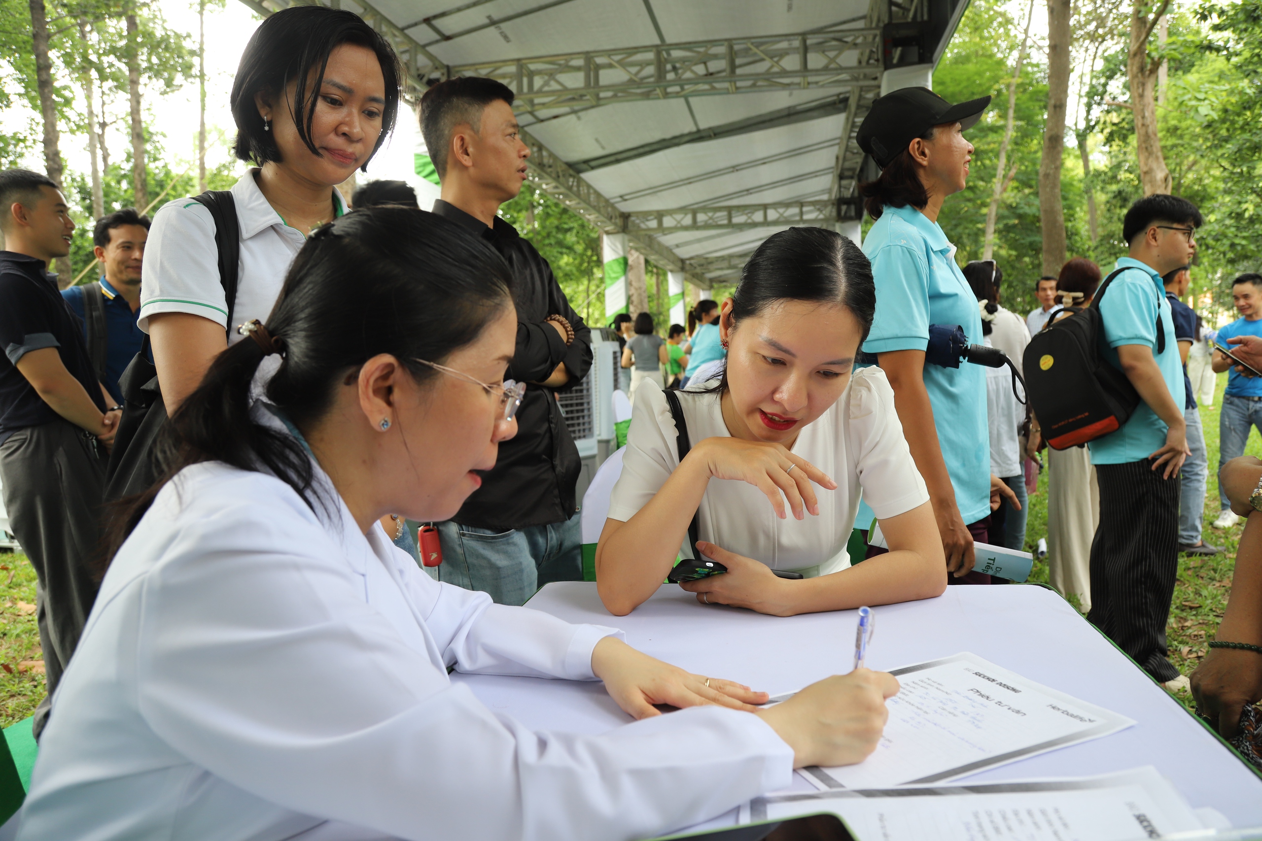 Thứ trưởng Bộ Y tế Trần Văn Thuấn: Phòng bệnh ngay từ mâm cơm, giấc ngủ- Ảnh 2. Thứ trưởng Bộ Y tế Trần Văn Thuấn: Phòng bệnh ngay từ mâm cơm, giấc ngủ- Ảnh 2.