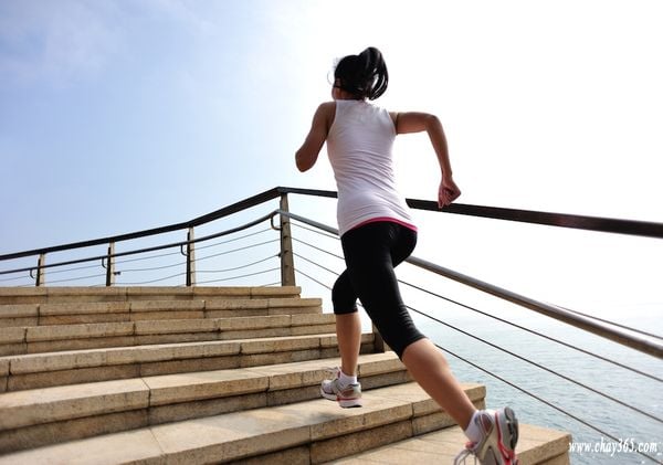 3 nhóm bài tập giúp xương chắc khỏe, giảm nguy cơ loãng xương và té ngã- Ảnh 2.