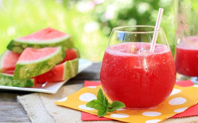 2 động tác tay đơn giản giữ cơ thể cân bằng trong ngày nắng nóng- Ảnh 1. 3 loại nước uống giải nhiệt, bù nước cực tốt nên dùng khi nắng nóng