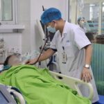 Làm việc giữa trời nắng gắt, nhiều người nhập viện cấp cứu vì sốc nhiệt