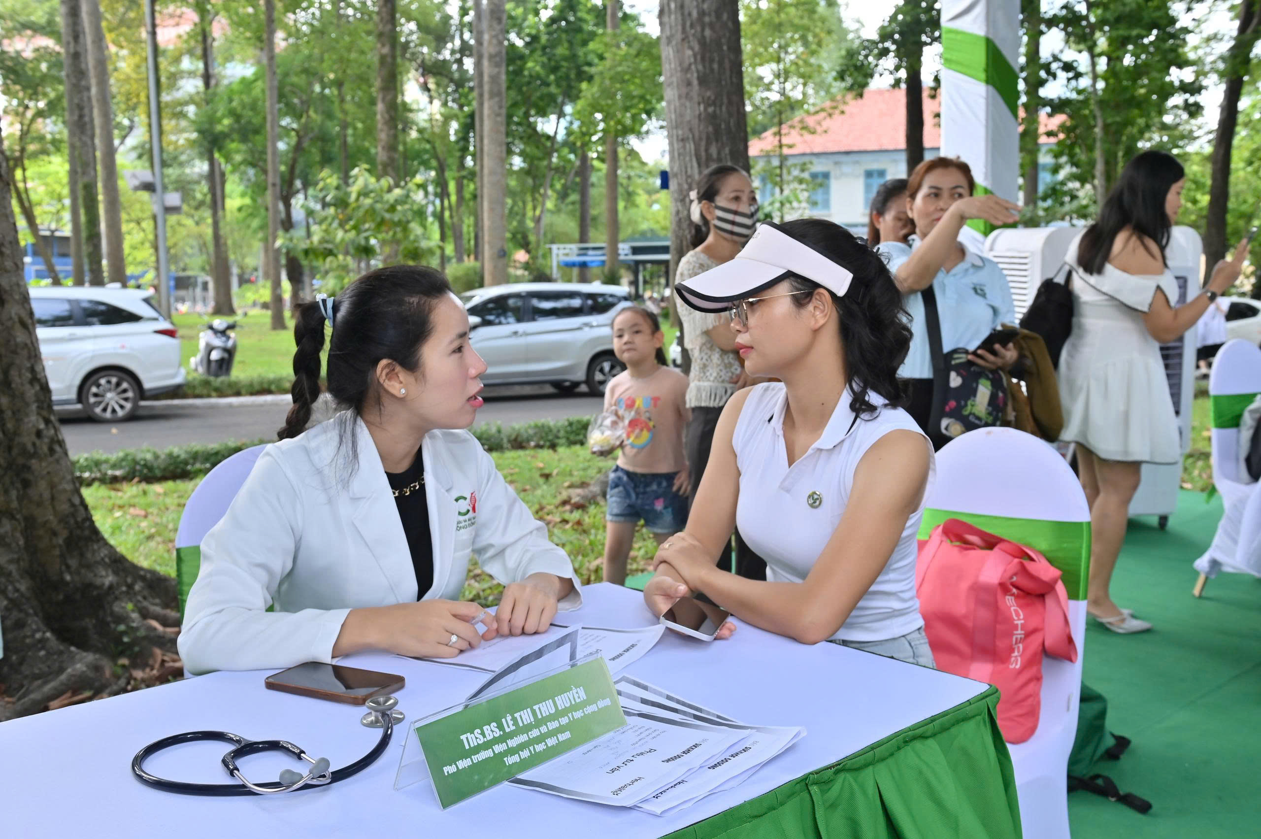 Qua 6 mùa Ngày Dinh dưỡng cộng đồng Việt Nam: Gần 10.000 người dân được tư vấn sức khỏe, dinh dưỡng miễn phí- Ảnh 5. Qua 6 mùa Ngày Dinh dưỡng cộng đồng Việt Nam: Gần 10.000 người dân được tư vấn sức khỏe, dinh dưỡng miễn phí- Ảnh 5.