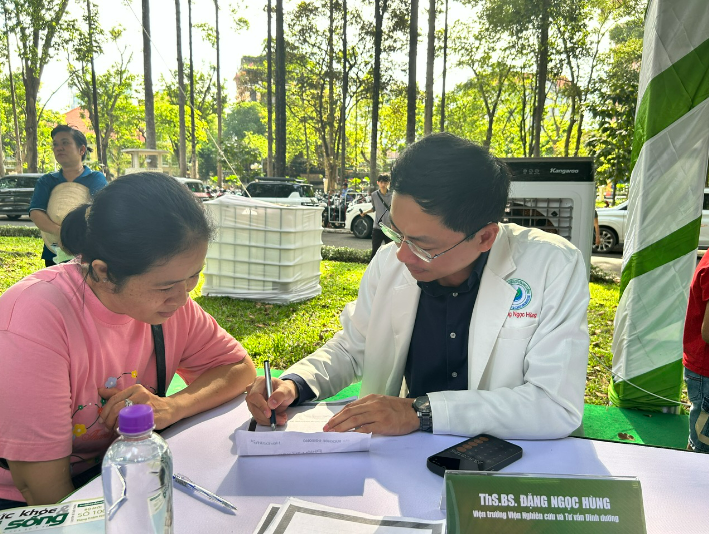 Ăn nhiều đạm để tăng cơ, giảm cân: Đừng biến chế độ lành mạnh thành nguy cơ sức khỏe- Ảnh 1.