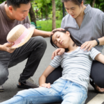 Đi ngoài trời nắng có biểu hiện choáng, đau đầu cần khẩn trương gọi cấp cứu