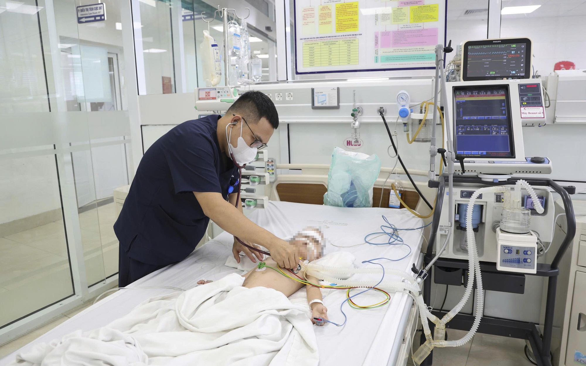 Rút 2,5 lít dịch màng phổi cứu nam bệnh nhân xơ gan suýt mất mạng vì thuốc Nam- Ảnh 4.