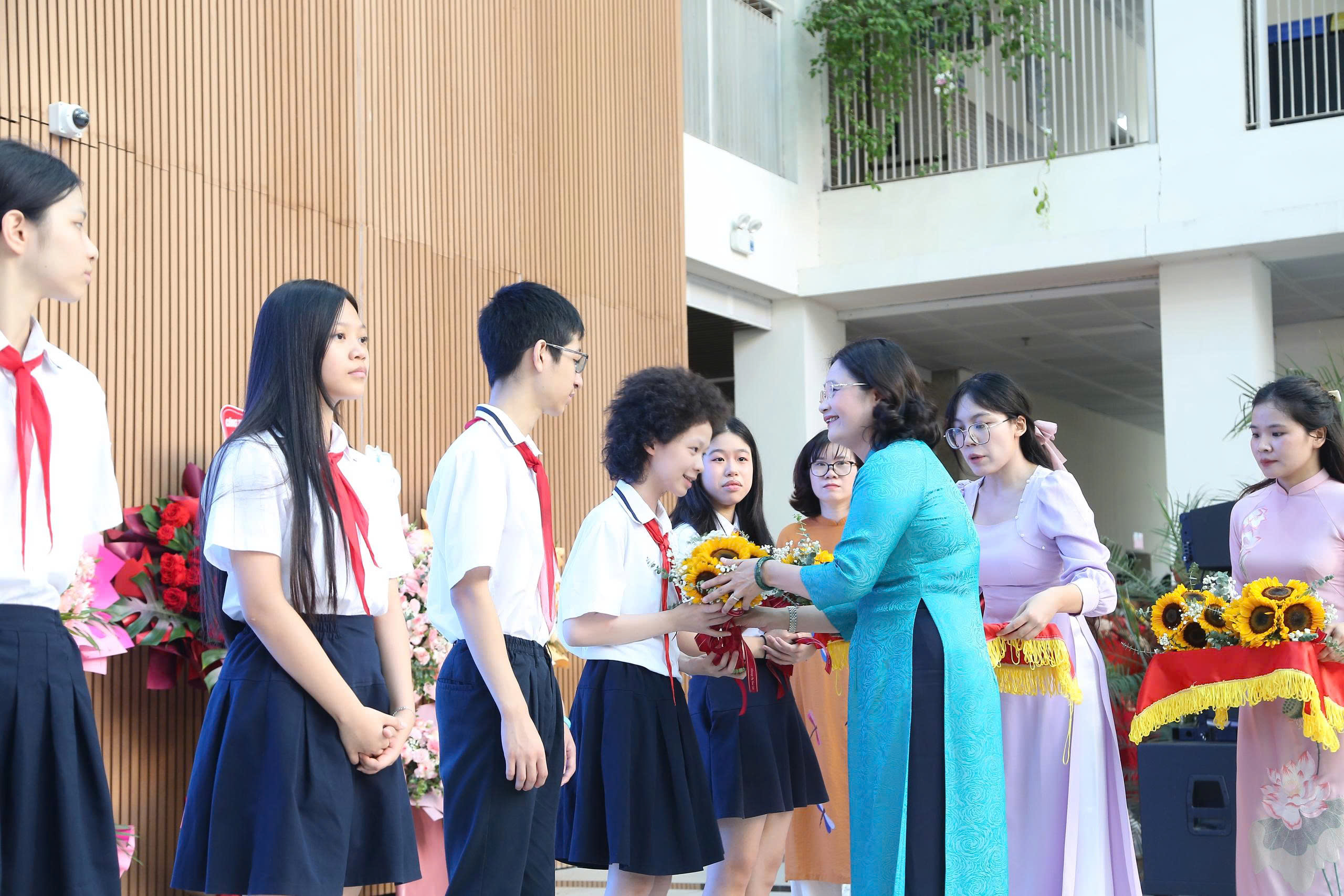 Lời dặn học trò ‘khép lại trang sách’ để mở ra mùa hè trải nghiệm của cô Hiệu trưởng- Ảnh 3. Lời dặn học trò ‘khép lại trang sách’ để mở ra mùa hè trải nghiệm của cô Hiệu trưởng- Ảnh 3.