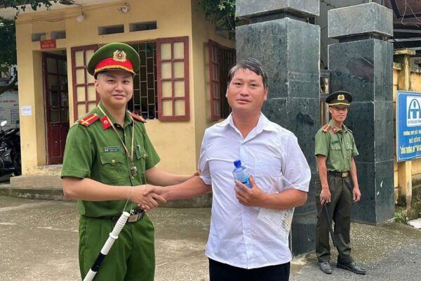 Bí thư Chi bộ 36 tuổi dự thi tốt nghiệp THPT cùng học sinh ở Lào Cai